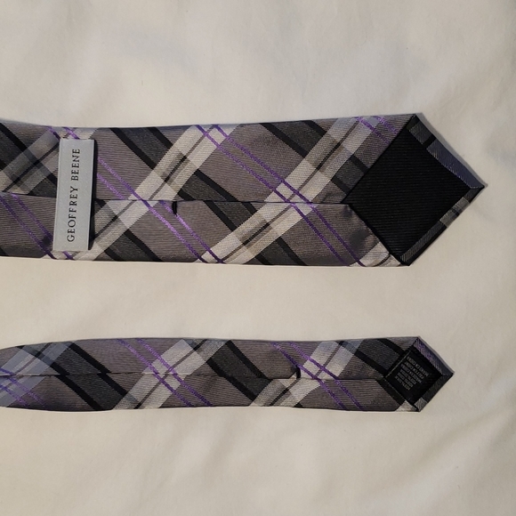 Men's Geoffrey Beene Silk Grey with black and purple pattern tie - Picture 2 of 6